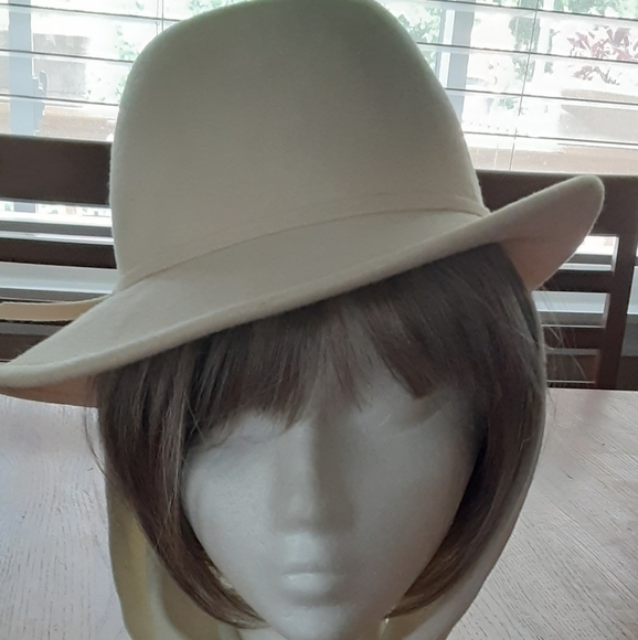 Women's hat with ear coverings - Picture 1 of 2